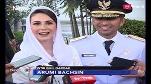 It certainly doesn't hurt that he's married to the popular actress arumi bachsin, who frequently lends her star power to his campaigning. Komentar Arumi Bachsin Soal Pelantikan Emil Dardak Bikin Wartawan Tertawa Inews Pagi 14 02 Youtube