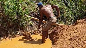 Ufc heavyweight francis ngannou is more than strong enough to handle aupuni pagaoa's body blows and work his home village's sand mines. Francis Ngannou Returns To Work In The Sand Pit