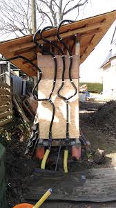 Das Vierte Brennholzlagerregal Mit Solarkollektoren Fur Den Pool Wird Gebaut Um Das Brennholz Optimal Zu Lagern Habe Ich Im Garten Bereit Pool Brennholz Solar