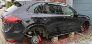 Erreicht, von der sowohl fachleute als auch fans geglaubt hatten, dass sie für immer nur mit einem verbunden bleiben würde: Bvb Sturmer Diebe Klauen Lewandowski Alle Vier Rader Vom Auto Welt