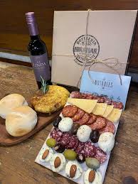 Dos pizzas individuales, dos latas de cerveza, un lingote de chocolate y una tarta citrón por $ 1.500. Dia Del Amigo 2020 Ideas De Regalos Bandejas Y Tazas Delivery De Comida Y Regalos El Cronista