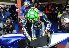 Los mejores precios en cascos de moto valentino rossi con el mejor servicio. Mugello Valentino Rossi Con Il Casco Tartaruga La Repubblica