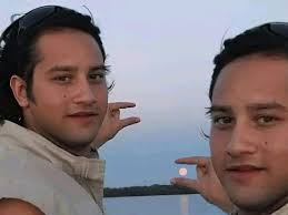 Editors can u help me photoshop and put the sun between my fingers 🥹🥹👊🏻