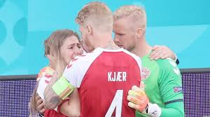 Dänemarks kapitän fängt eriksens freundin auf. Nach Eriksen Schock Ex Bundesliga Profi Kjaer Als Held Gefeiert Sport Nordbayern