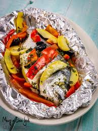 Ecco perché alla domanda se sia meglio utilizzare la carta da forno o l'alluminio per cucinare il pesce al cartoccio gli esperti rispondo tutti e due. Orata Al Cartoccio Con Verdure Sfiziose Mangia Bevi Godi Blog Di Cucina E Ricette