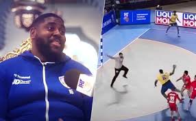 Gauthier mvumbi, pivot de la république démocratique du congo, lors du match du mondial contre le danemark, le 17 janvier 2021. Gauthier Mvumbi El Jugador Congoleno De 137 Kilos Que Esta Arrasando En El Mundial De Balonmano