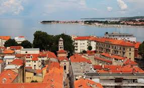 It is to the east side of the adriatic sea, to the east of italy. Zadar La Ciudad Croata De Moda A Orillas Del Adriatico El Comercio
