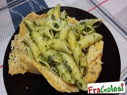 Spolverizza con 1 pizzico di pepe. Ricetta Pasta Al Pesto In Cialda Di Parmigiano Ricette Di Fragolosi