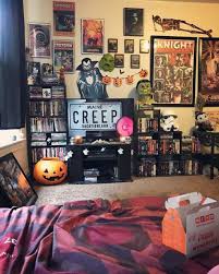 30 Small Bedroom Decoration With Halloween Ornament In 2020 Halloween Bedroom Decor Halloween Bedroom Horror Decor