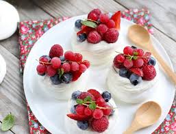 Nos Recettes Preferees Aux Fruits Rouges Pavlova Recettes De Cuisine Mini Pavlova