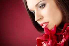 Imágenes de Mujer con pétalos de rosa libres de derechos