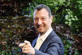 Un'astronave immaginaria verso un futuro migliore. Chi Sono I Folcast Il Cantante Di Scopriti A Sanremo 2021