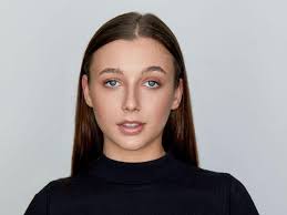 What is Emma chamberlain's appeal? She was so popular at one point but  facially underwhelming. : r/VindictaRateCelebs