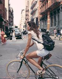 Are Messenger Bags Replacing Backpacks Why So Serbags Com Fahrradmode Fahrrad Mode Madchen Auf Fahrradern