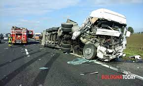 Incidente a14 oggi, venerdì 24 agosto. Incidente In A14 Scontro Tra Camper E Camion Traffico Tra Castel San Pietro E San Lazzaro