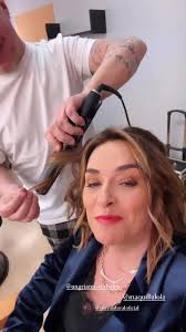 #IMAGEN Solo hay una persona que tarda más en maquillarse que Toñi Moreno  Morales y es... ¡ @normaduvaloficial ! La presentadora comparte sala con la  artista y demuestra el buen rollo que existe entre ...