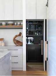 Different Cabinet Colours Kitchen Vs Butlers Cuisine Moderne Rangement Cuisine Cuisine Moderne Blanche