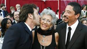 Pilar bardem, en una foto de archivo, con sus hijos javier y carlos. Vnw5gtkw2h9m7m
