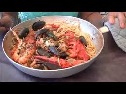 Mettre les fruits de mer dans de l'eau froide. Les Vrais Spaghettis Aux Fruits De Mer Coquillage Douce Escale Italie Youtube