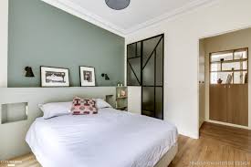 La Chambre De L Appartement Affiche Un Look Colore Sur Mesure En 2020 Deco Chambre Homme Deco Chambre Parentale Tete De Lit Deco Chambre Parents