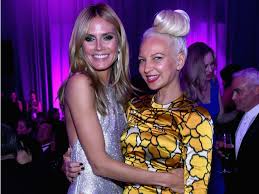 Why Sia Hides Her Face With A Wig Sia is an interesting artist, known by her amazing vocals, stunning hits and a peculiar wig where she refuses to show her face. why sia hides her face with a wig