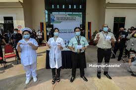 Klinik kesihatan putrajaya presint 18. Empat Petugas Barisan Hadapan Bersyukur Terima Suntikan Vaksin