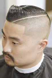 Saçları üstte ve yanlarından kısa tutan erkek saç tıraşı çok yönlü ve klasik bir görünüm sunar. Erkek Sac Modelleri 2021 Icin 23 Fikir