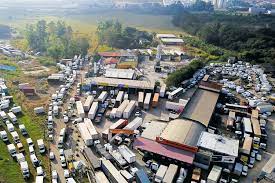 A cidade brasileira com o maior número bruto de veículos é são paulo (quase 9 milhões), entretanto, a maior média per capita é da capital federal, brasília. O Governo Atropelado Veja