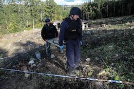 Pyrotechnici sbírají munici a pro policii důkazy o příčinách exploze. Skoncil Zasah V Byvalych Municnich Skladech Ve Vrbeticich Trval Sest Let Pozary Cz Ohnisko Zhavych Zprav Hasici Aktualne