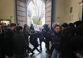 Unos 25 encapuchados intentan boicotear la participación de Macarena Olona  en un coloquio en Granada