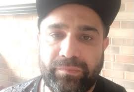 Humorista comete suicídio após longa batalha contra depressão