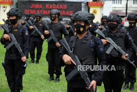 Saya kira itu suara tembakan personel brimob yang sedang latihan, kata herlina (46), pemilik warung makan di seberang jalan depan pintu gerbang dia mengaku baru mengetahui jika ada kejadian penembakan sekitar pukul 07.00 wib saat keluar dan melihat ada kerumunan warga di depan warung. Brimob Polda Kerahkan Pasukan Bantu Pemulihan Pascagempa Republika Online