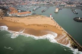 La Plage Et L Entree Du Port De La Cotiniere Vues Du Ciel Pendant Une Grande Maree Ile D Oleron Charente Maritime Oleron