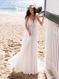 Imposanter tüllrock mit viel volumen. Minimalistisches Brautkleid Im Boho Stil Mit Spaghettitragern Und Wunderschonem Oberteil Aus Spit Strandhochzeitskleid Pronovias Brautkleid Brautkleider Online