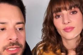 Daniel posa com a filha fazendo trilha de bicicleta na cachoeira