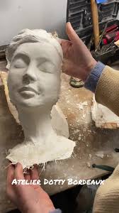 Démoulage d’un Portrait en Plâtre : Techniques et Astuces