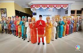 Asal usul pakaian merupakan simbol budaya yang menandai perkembangan, akulturasi, dan kekhasan budaya tertentu. 6 Pakaian Adat Riau Makna Filosofi Budaya Melayu