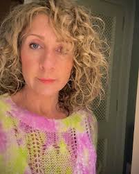 Not my colours! So what do you do?? 🩷💚 This gorgeous jumper from @boss is  a vibrant mix of cool green and cool pink, but I love it! So I've kept the