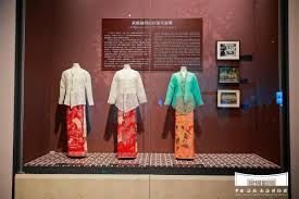 晚上18點 櫥窗女郎 身影 機車 包包 危險