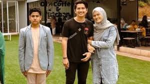 Penggemar pesinetron zikri daulay dikejutkan dengan unggahan foto istrinya yang lepas hijab. Profil Zikri Daulay