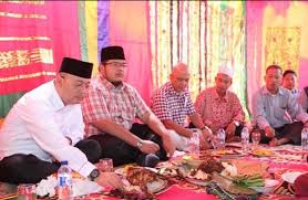 Namun sayangnya, seiring dengan berkembangnya zaman, penggunaan bahasa jawa ini. Tata Cara Mempersilahkan Makan Dan Minum Dalam Bahasa Jawa Krama Muda Mudi Condrowangsan