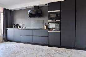 eetkamer met zwarte wanden voor een intiem gevoel door rvg2011 interieurontwerp keuken keuken interieur sweet home