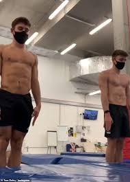 It turns out the olympics champion is also into crafts. Tom Daley Shows Off His Toned Physique As He Practices Diving Board Flips Aktuelle Boulevard Nachrichten Und Fotogalerien Zu Stars Sternchen