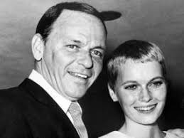 Dark Side of Hollywood: Kisah Cinta Segitiga Kontroversial Woody Allen, Mia  Farrow Dan Soon Yi