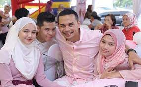 Pelakon, norman hakim memuji tindakan bekas isterinya, abby abadi mengambil anak angkat diberi nama muhammad daiyan fayyadh, kini berusia 18 hari. Saya Pernah Telan 10 Papan Panadol Dan Telefon Mak Ayah Bagitahu Norman Hakim Cubaan Bunuh Diri Gempak