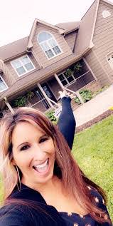 Mel Johns's Instagram, Twitter & Facebook