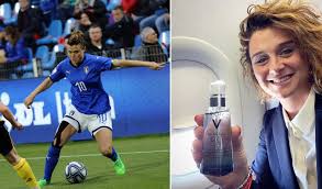 Cristiana girelli (* 23.april 1990 in gavardo) ist eine italienische fußballnationalspielerin.die stürmerin spielt seit 2018 für juventus turin in der serie a.zuvor spielte sie für asd cf bardolino und acf brescia in der serie a. Cristiana Girelli Protagonista Dela Campagna Marketing Di L Oreal Sport Business Management