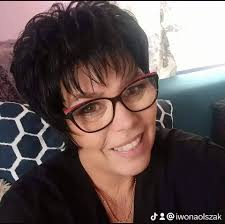 Za tych, którzy cierpią w ciszy. Za tych, którzy zasypiają z łzą na  policzku, a rano wstają z uśmiechem, jakby nic się nie stało. Za tych,  którzy ukrywają swoje zmartwienia, bo wiedzą,