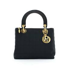Vous y trouverez les meilleures pièces uniques ou personnalisées de nos sacs portés épaule boutiques. Un Sac Un Look Et Diana Fit Du Lady Dior Une Icone Madame Figaro