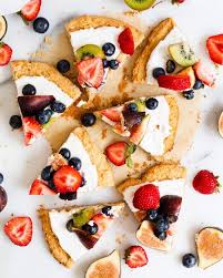 Pizza Aux Fruits Un Dessert Colore Et Healthy En 2020 Pizza Fruit Desserts Colores Alimentation